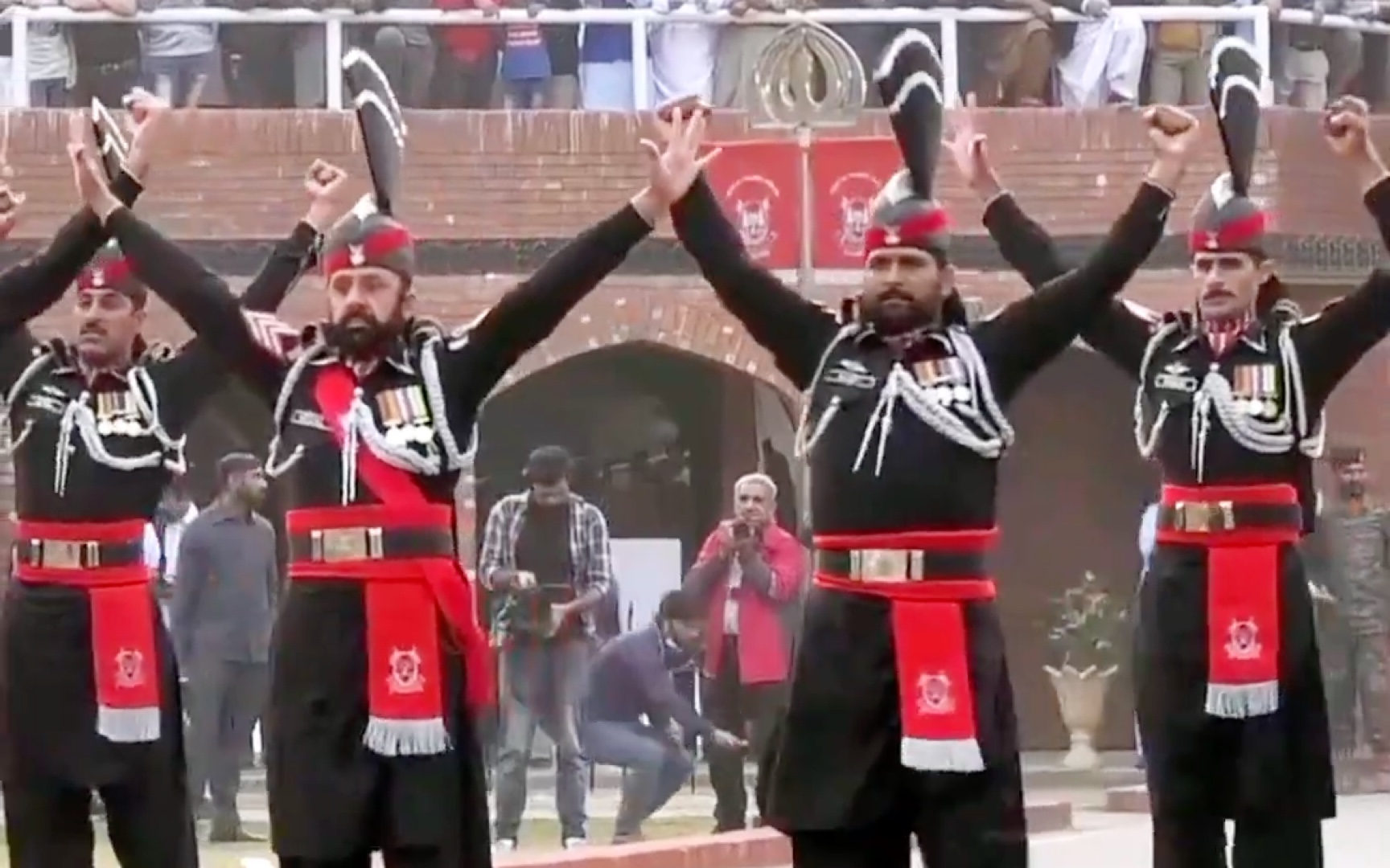 印巴双方在边境激情斗舞,腿不踢抽筋都是对隔壁的不尊重!