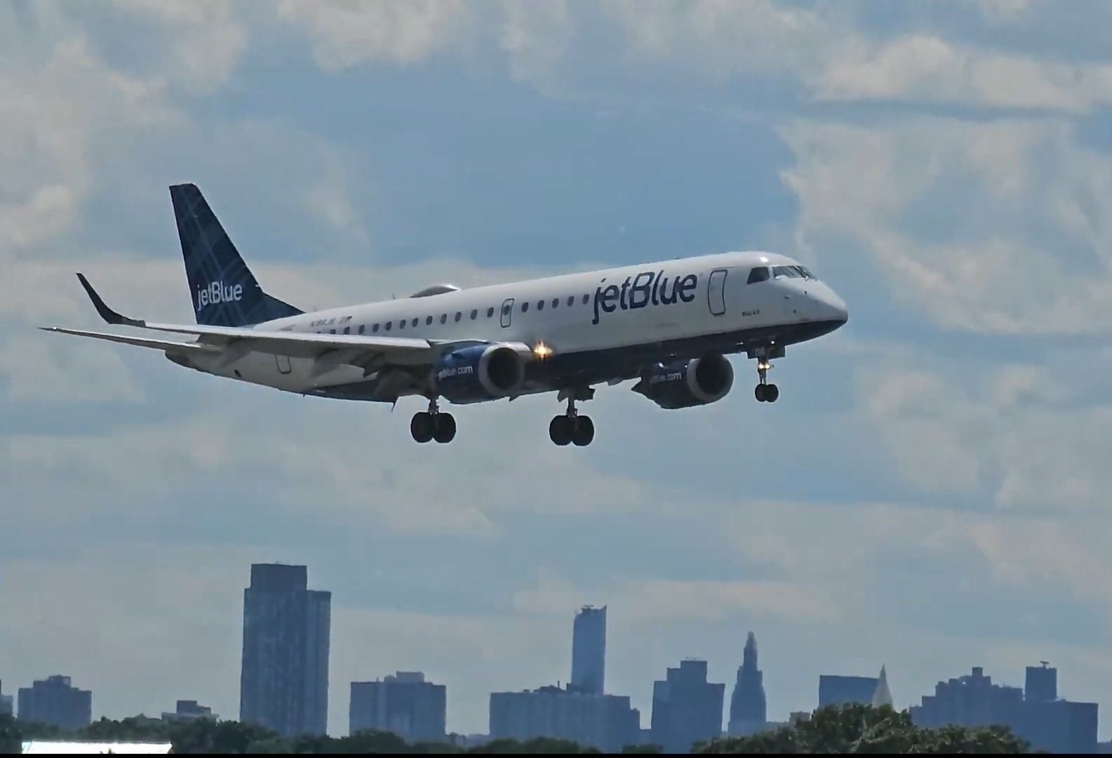 第一视角看飞机降落到纽约城市机场 摩天大楼