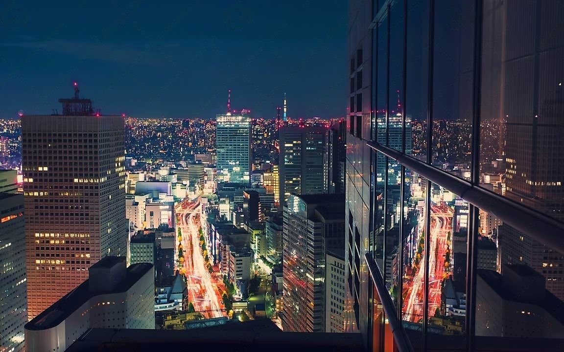 东京城市摩天大楼航拍 高楼窗户上的城市建筑夜景灯光倒影