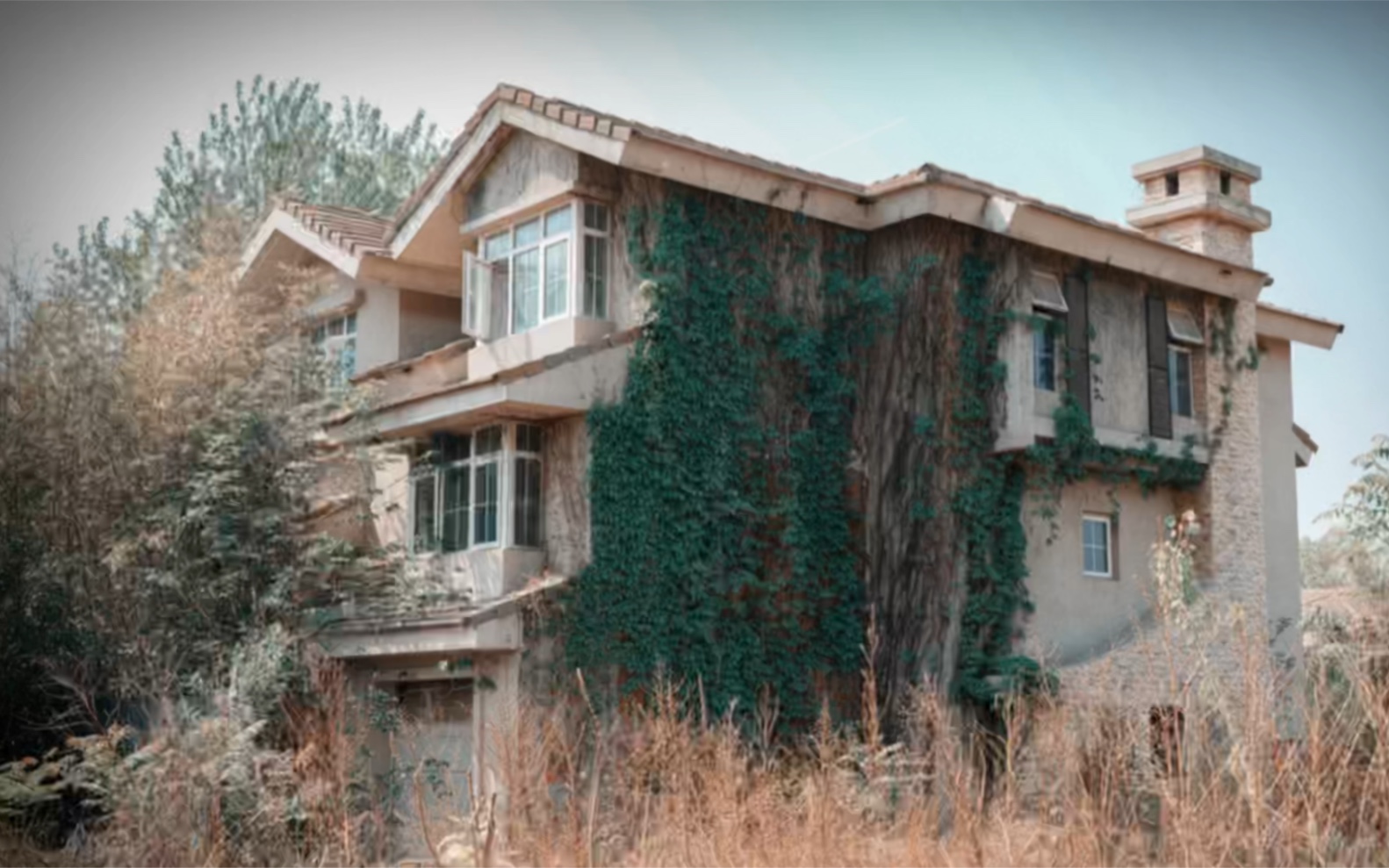 城市探险探索一个废弃了20年的别墅区居然当场被摁