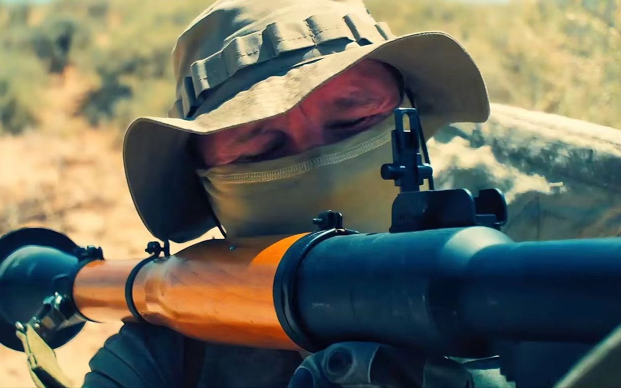 乌东民兵用重机枪打运输机,结局振奋人心,俄国电影《烈日阳光》