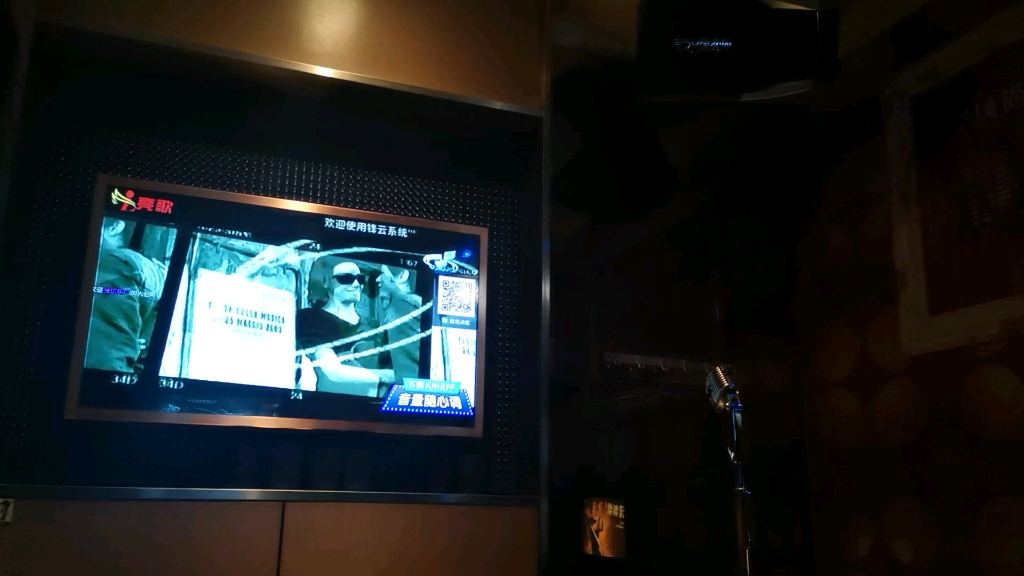 在ktv唱周杰伦最强歌曲《以父之名》,舌头已经开始捋不直了,词也开始