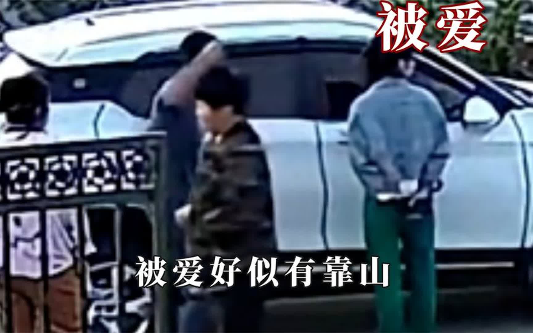 [图]被爱好似有靠山，有一种爱叫做隔辈亲，孙子被锁车里爷爷砸窗救娃