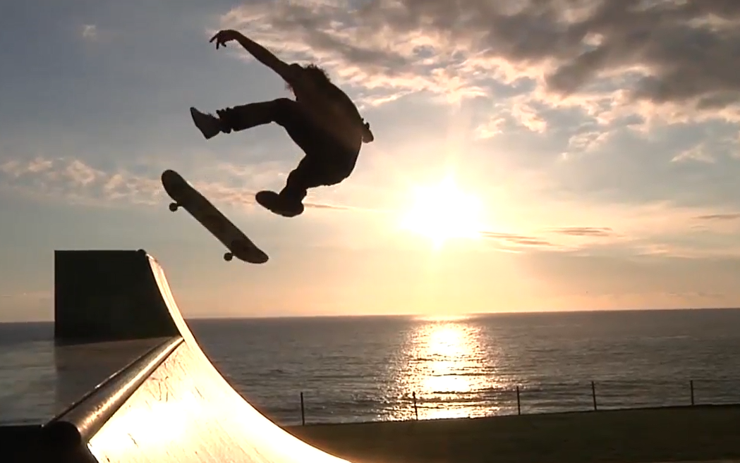【滑板】u型池中唯美炫技 在夕阳下看大神腾空旋转
