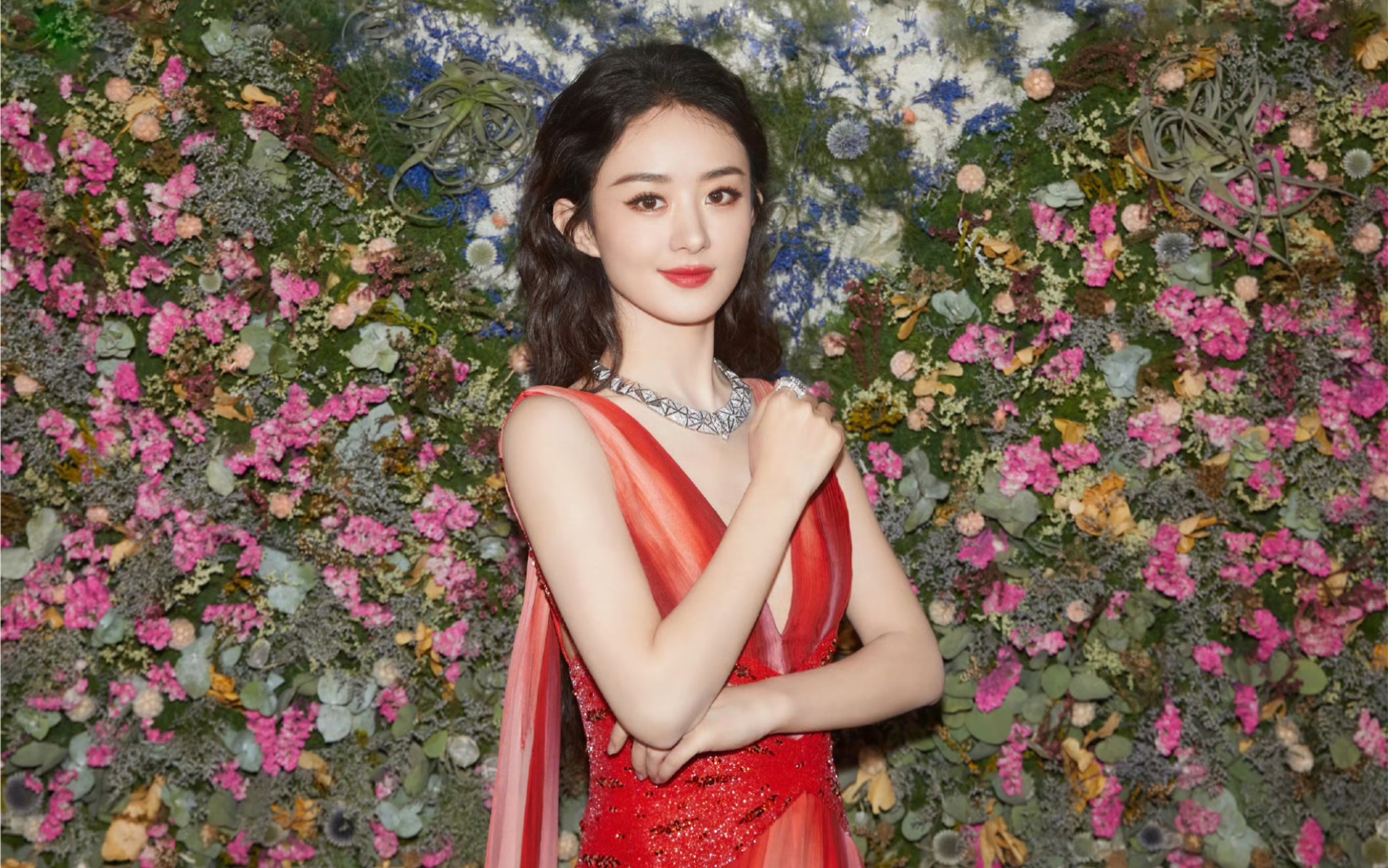 赵丽颖不同时期穿同色系的礼服,同样穿红色礼服气场却完全不同!