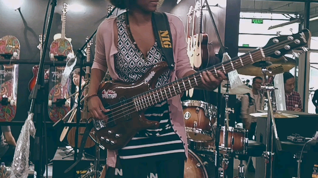 黑人女贝斯手玩teen town