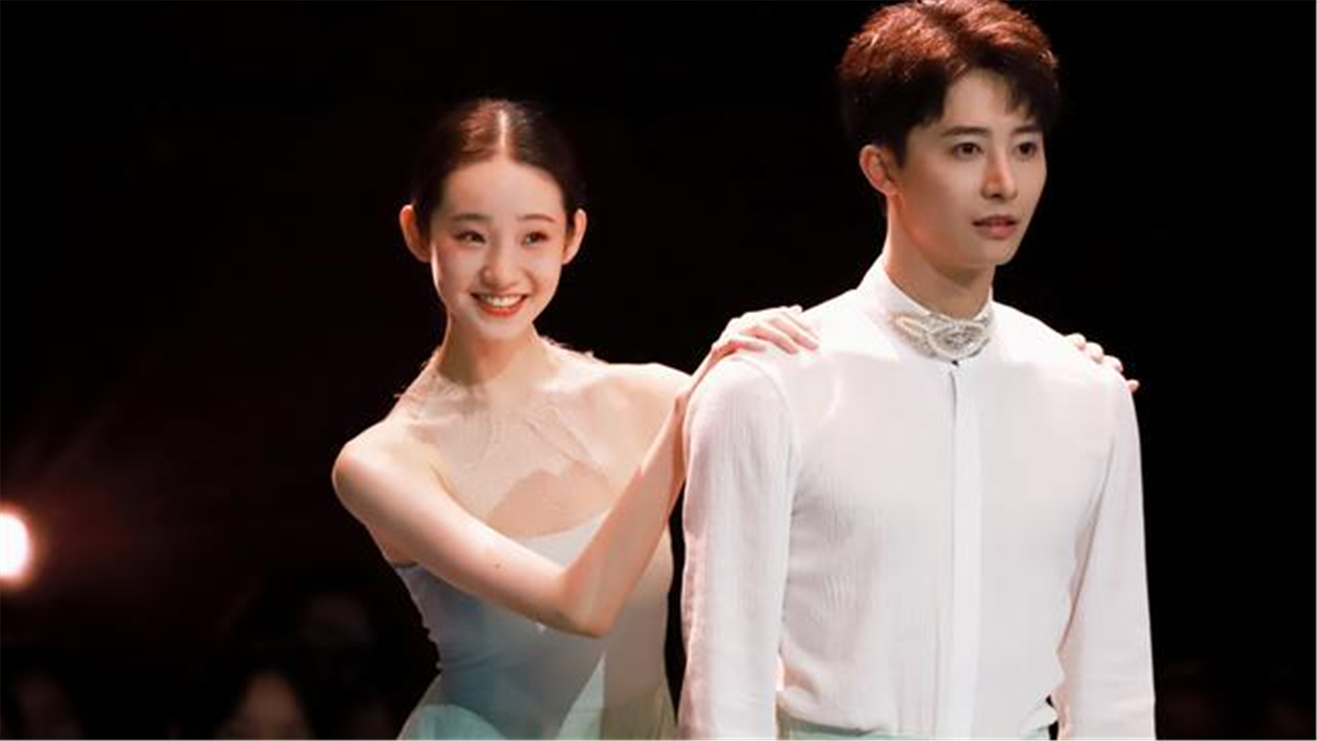 张艺凡的五段神级舞蹈,高难度下腰全场尖叫,芭蕾舞犹如仙女下凡