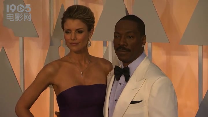 艾迪墨菲与女友走红毯气派足全程淡定亲昵耳语