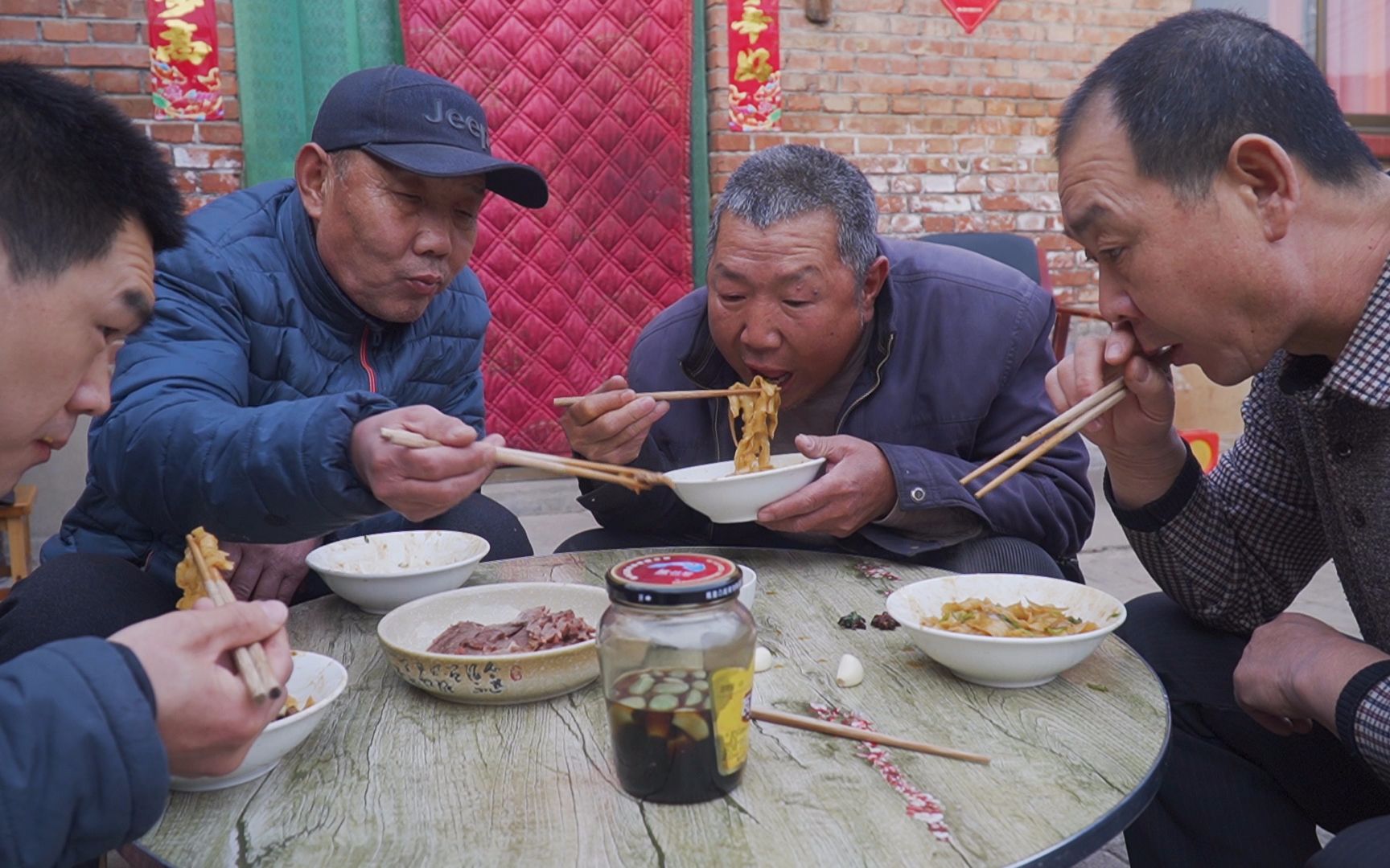 [图]阿远做驴板肠炒面，配上一盘冷切驴肉，老爸弟兄仨一人整了两碗