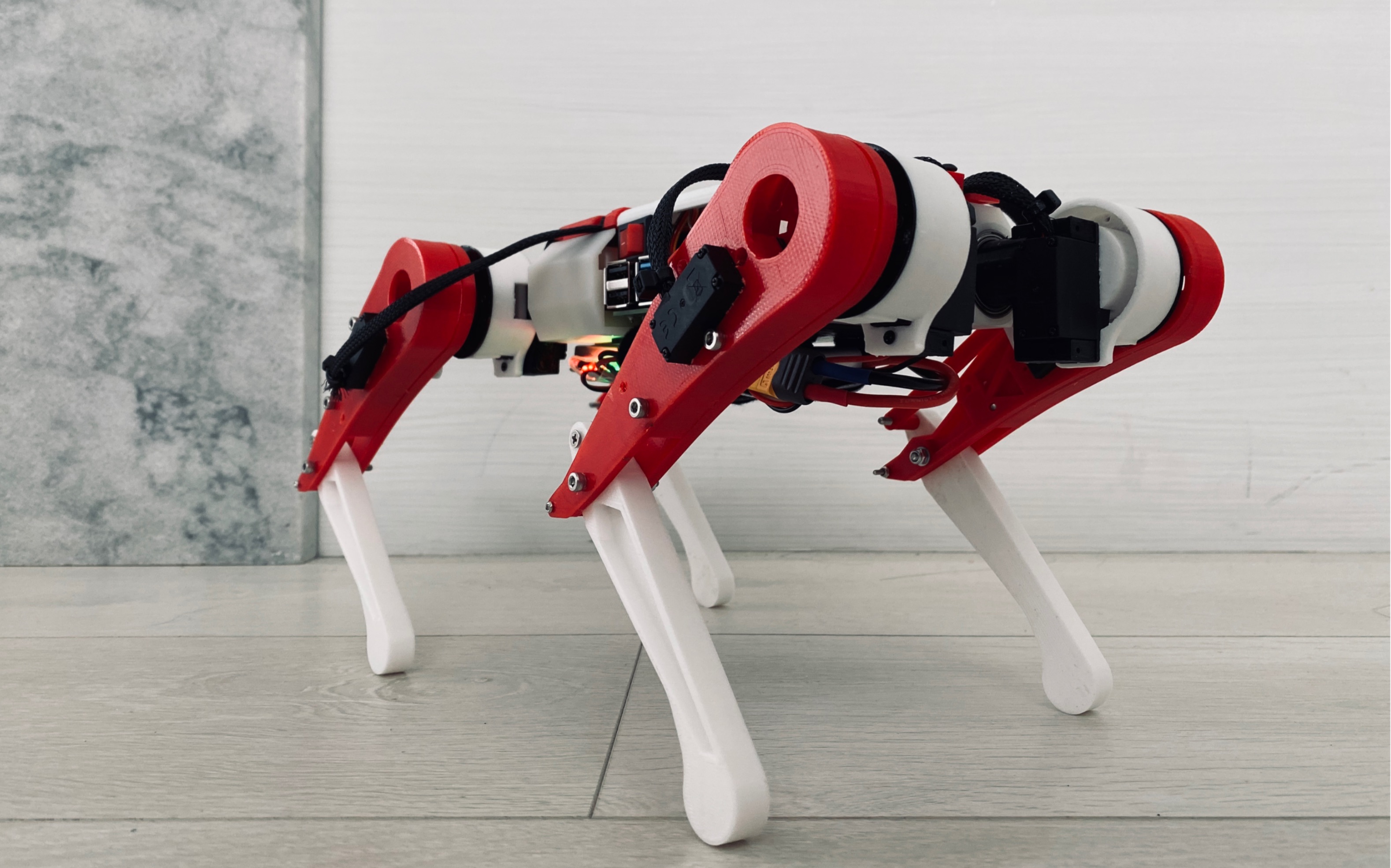 四足机器人赤兔溜冰