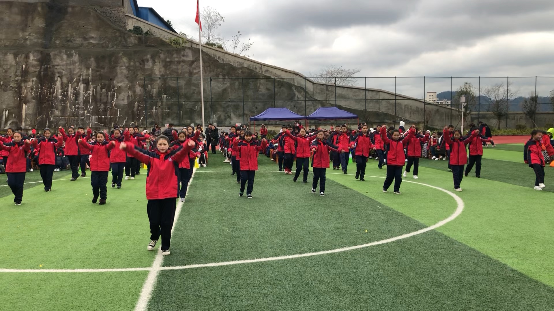 遵义市第五十七中学2018年129活动广播体操竞赛七年级3班_哔哩哔哩