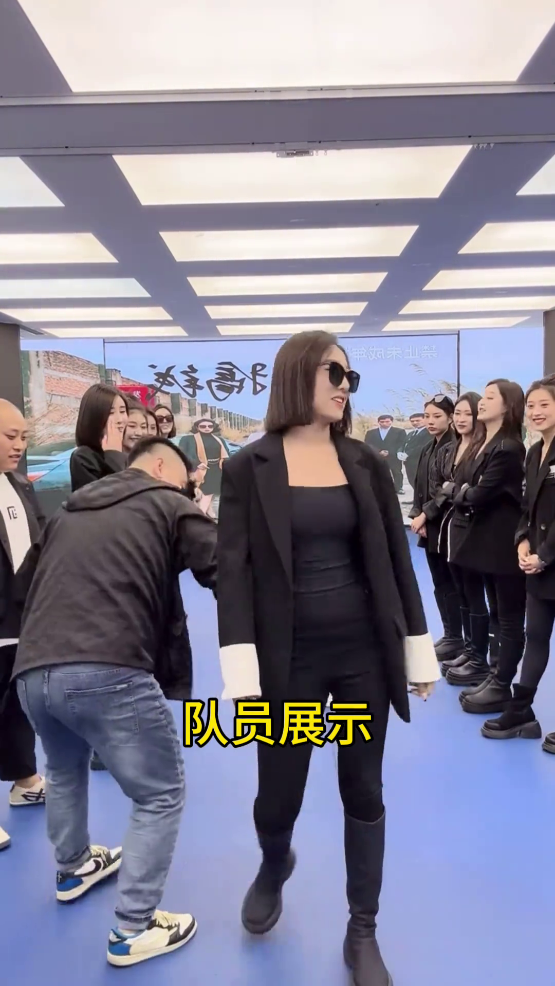 队员展示四平阿厦现场拍摄