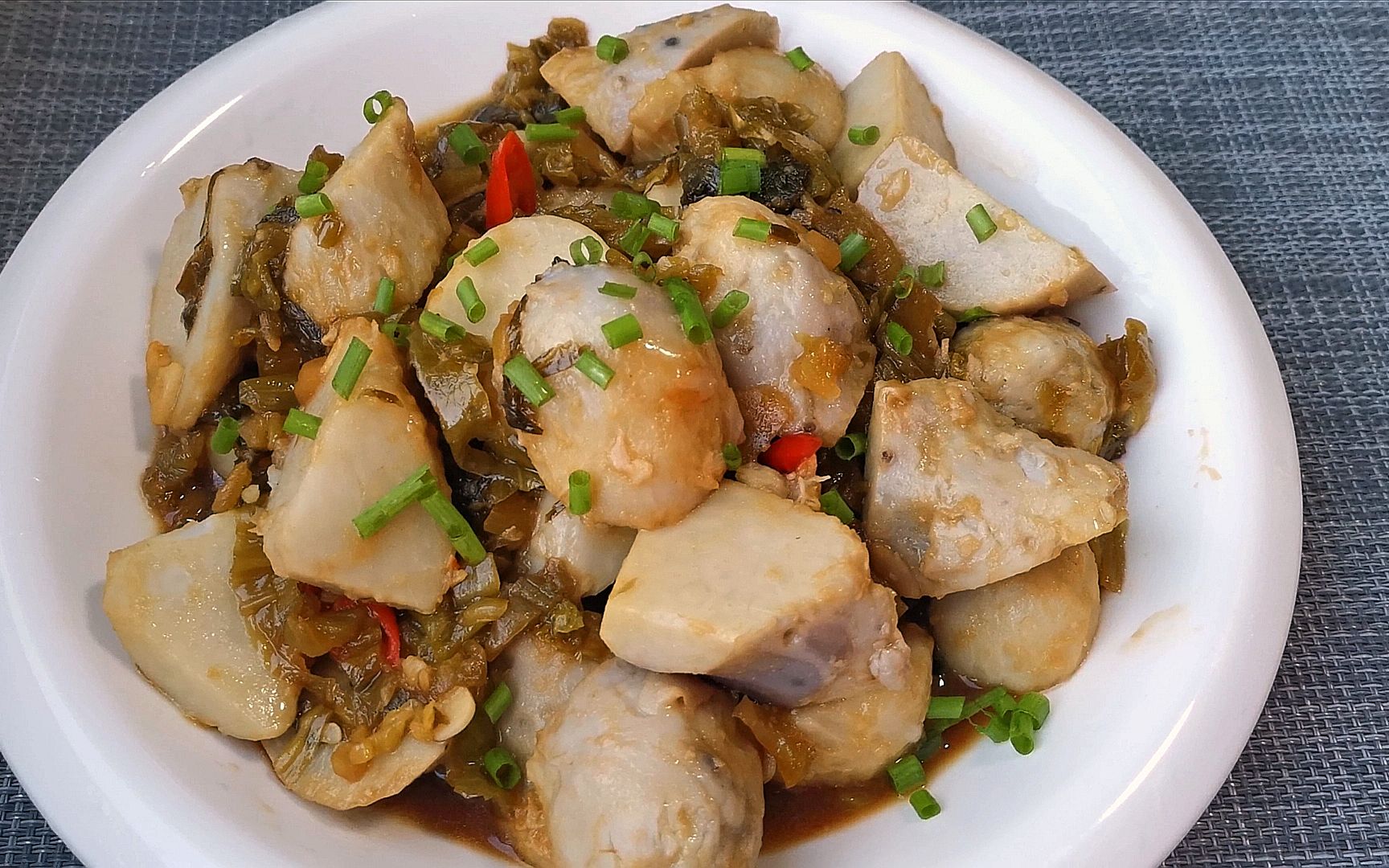 【酸菜烧芋子】芋头的儿子里加入一棵酸菜,简直是下饭神器