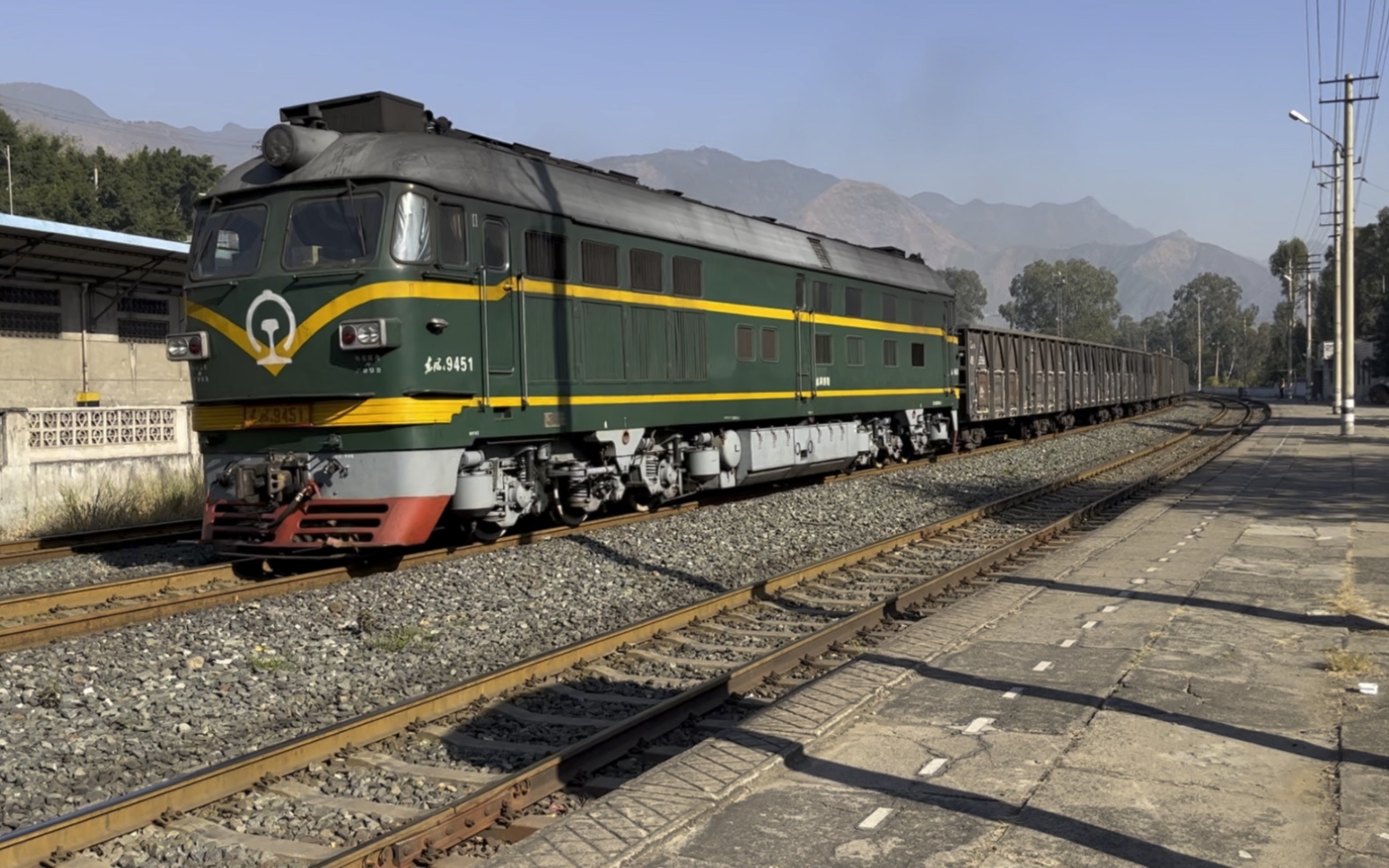 通过攀枝花渡口站的df4