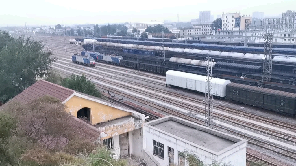 新月铁路月山站拍车,hxd3与hxd2c双机重联货列出月山站,还有少见的