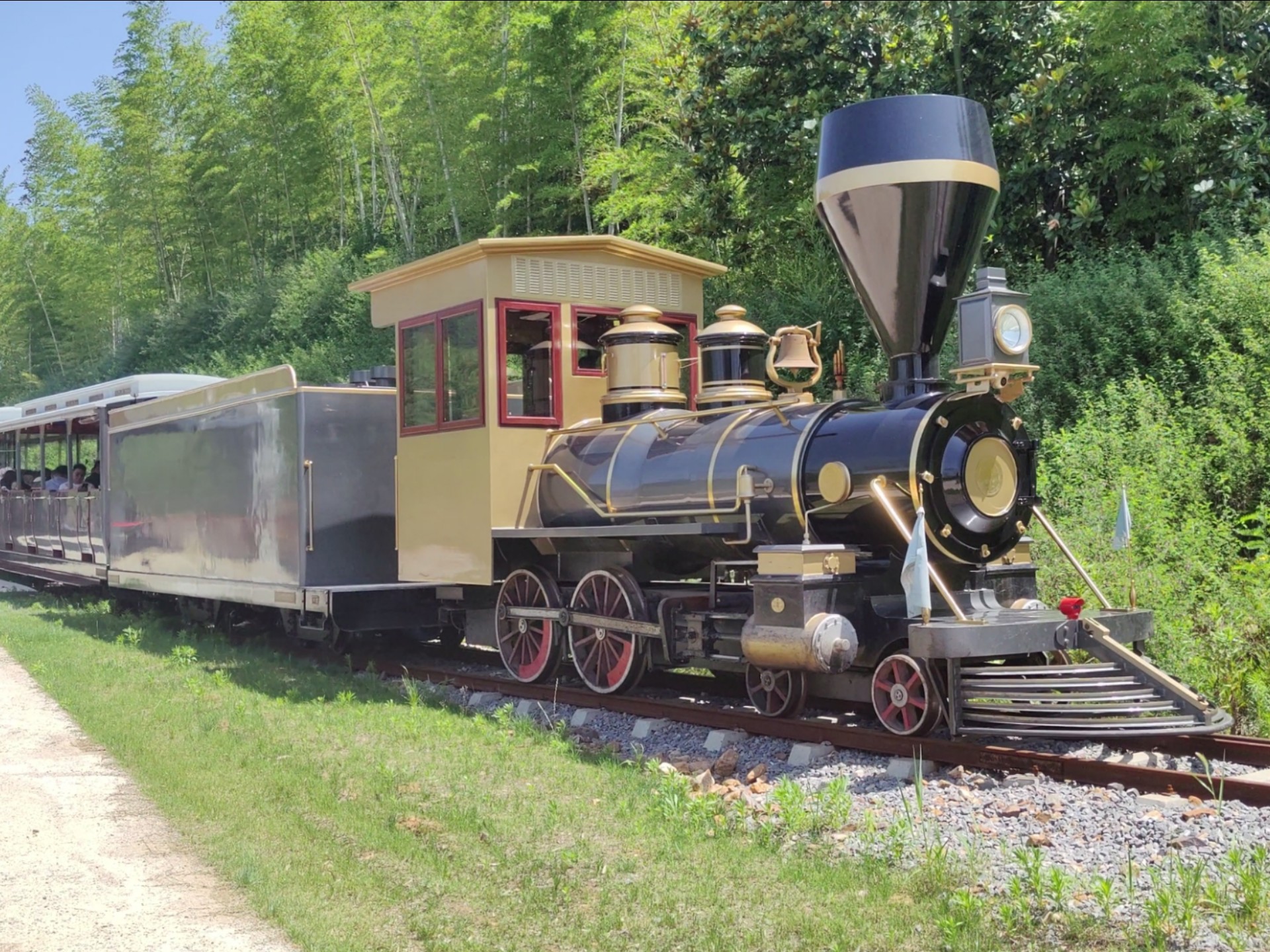 窑湾小镇小火车天目街站发车,不得不说,蒸汽机车结构还原挺好的