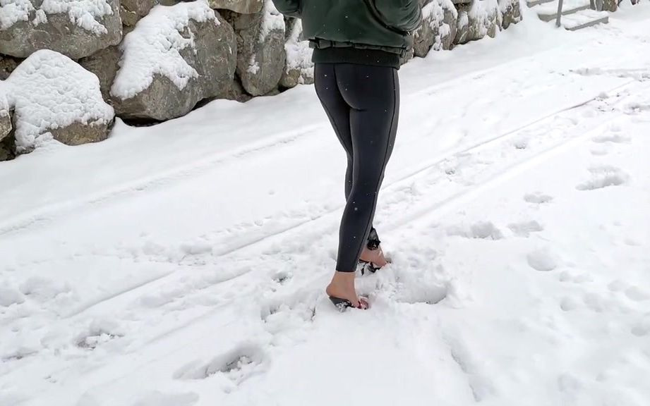 女生冬天赤脚穿凉鞋图片