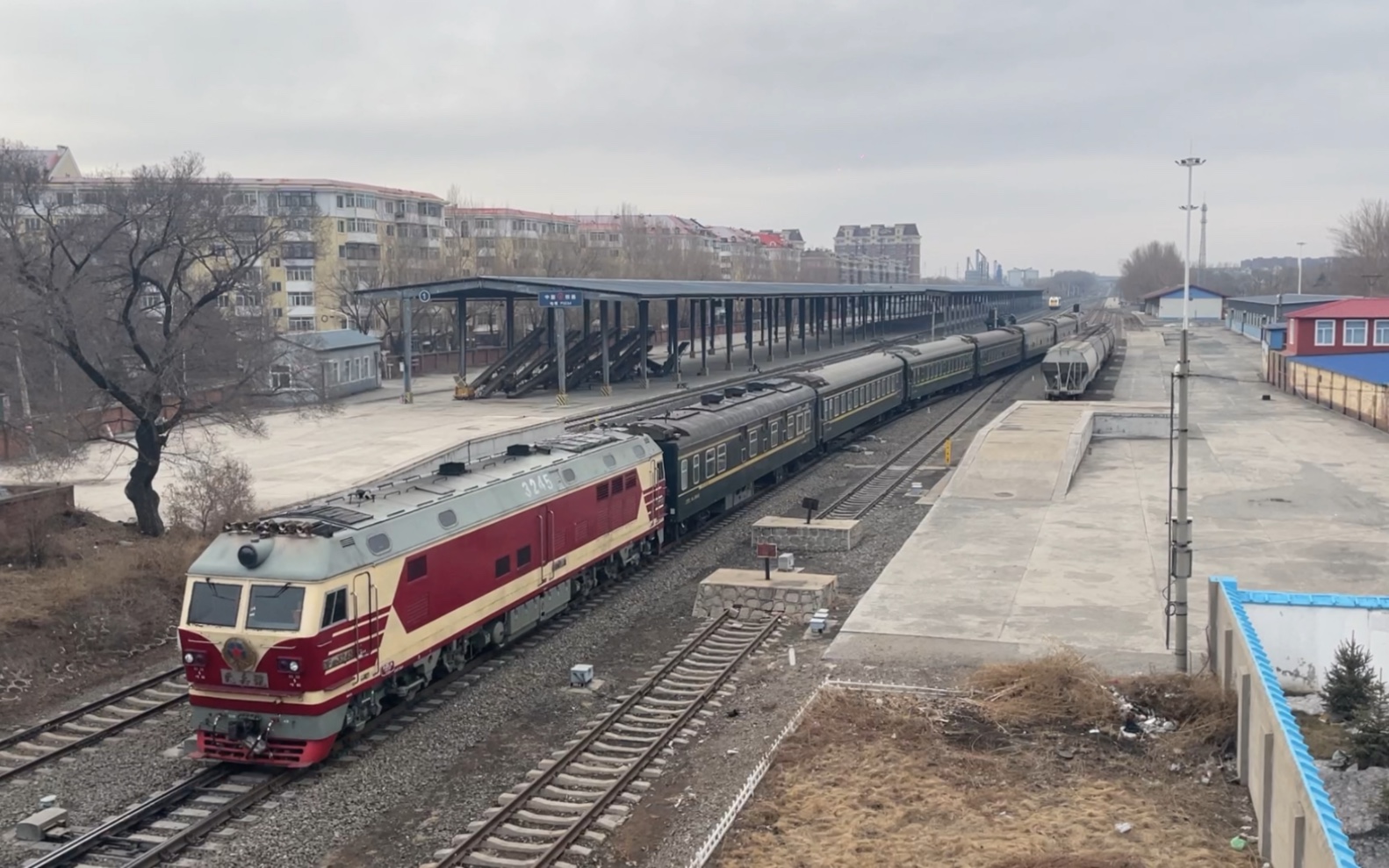 拉滨线哈局哈段df4d3245民兵号挂牌机车牵引五常-哈尔滨东的4031次