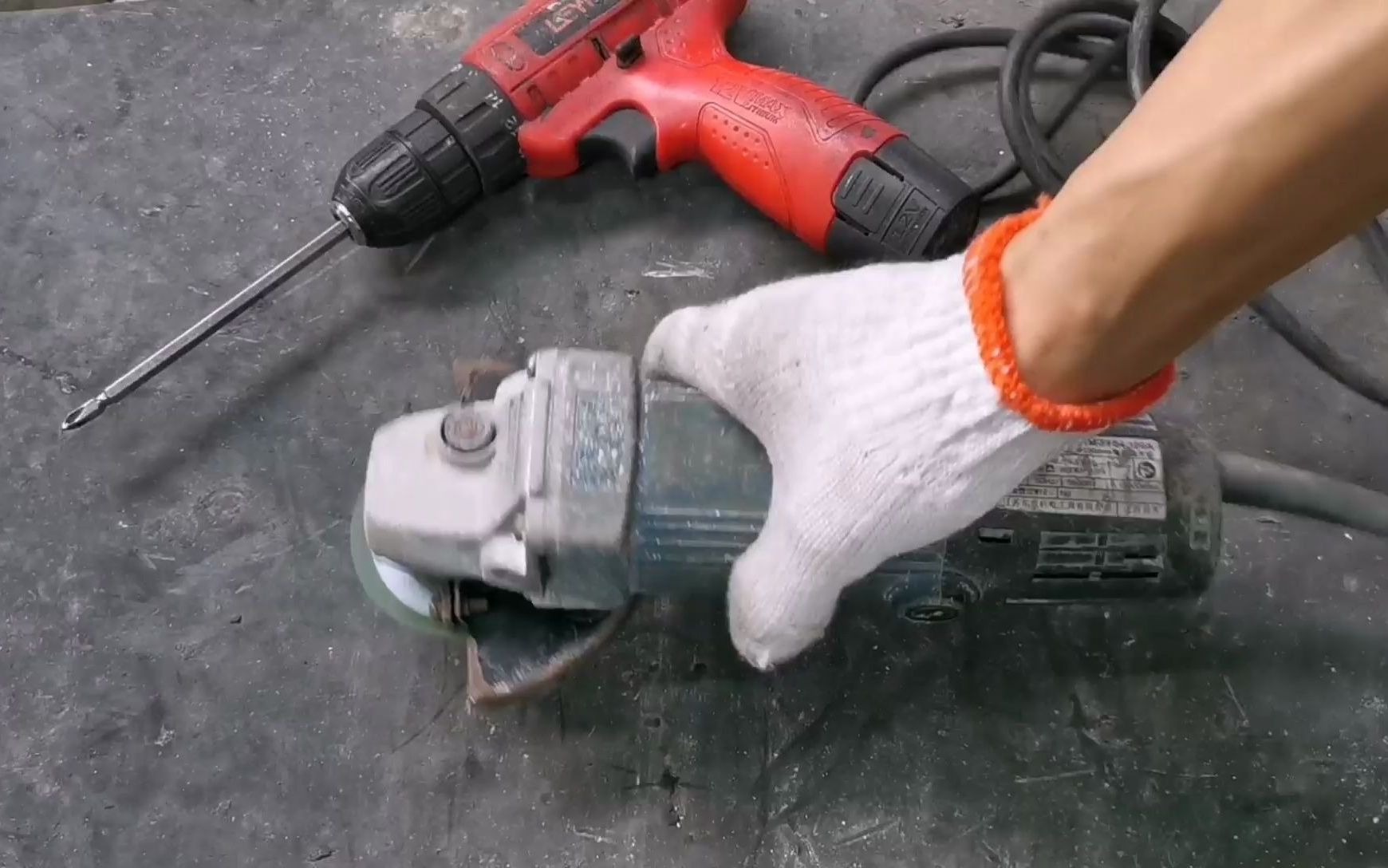 维修一台东成角磨机,客户说声音不正常,大家看看是什么问题