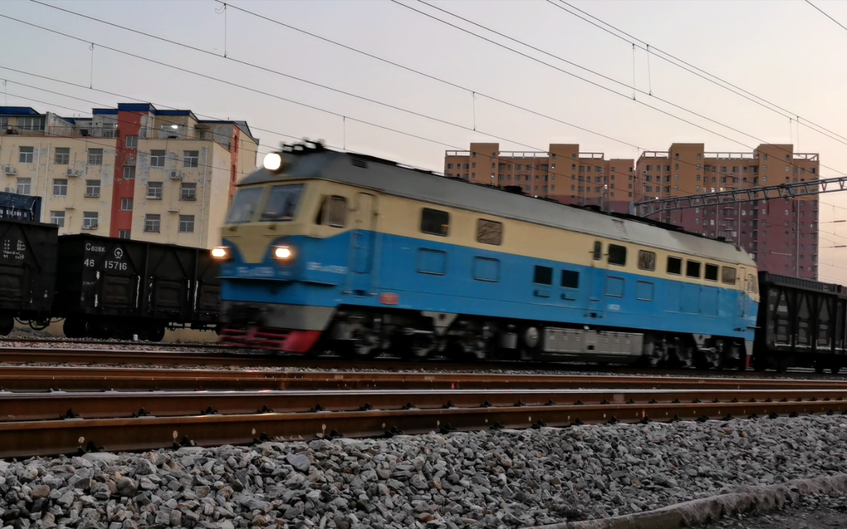 【铁路】2023,内燃机车df4d-4099通过小镇