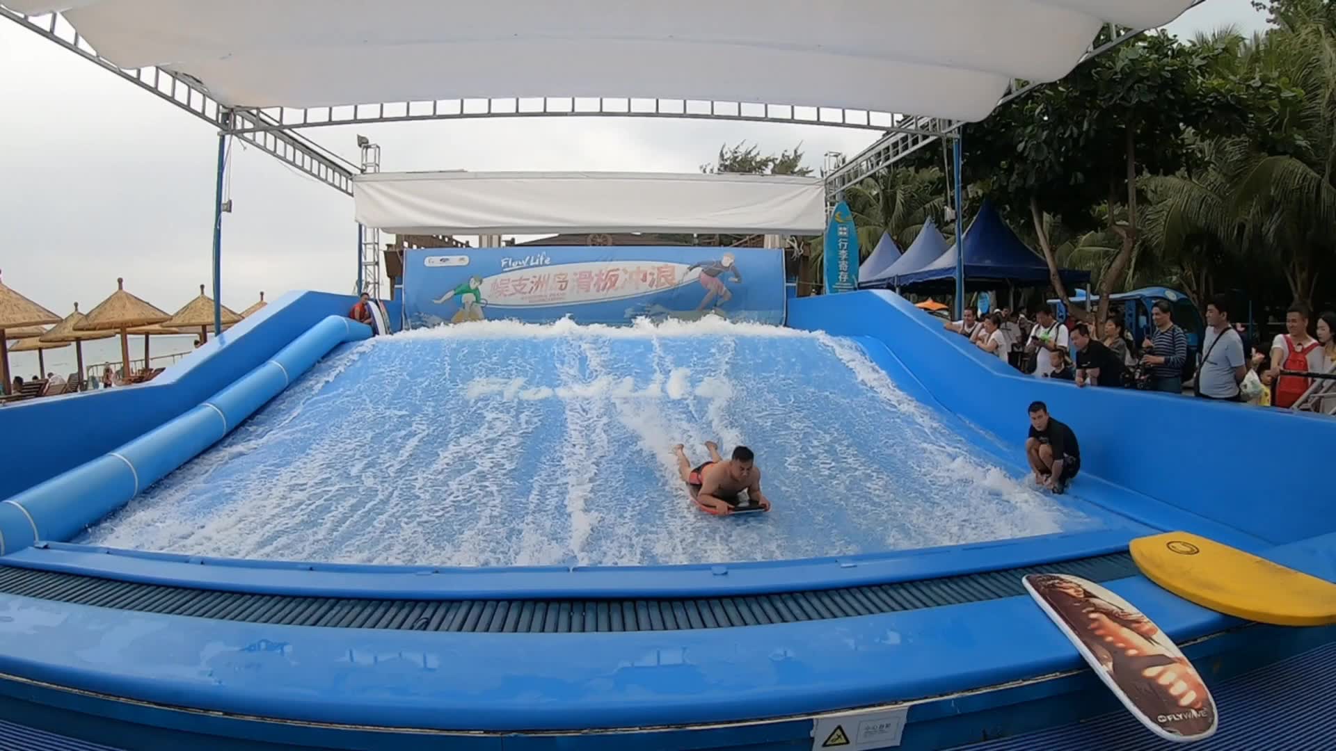海南三亚游,三亚·蜈支洲岛上的人工水上冲浪,看下这狗刨式冲浪_哔哩