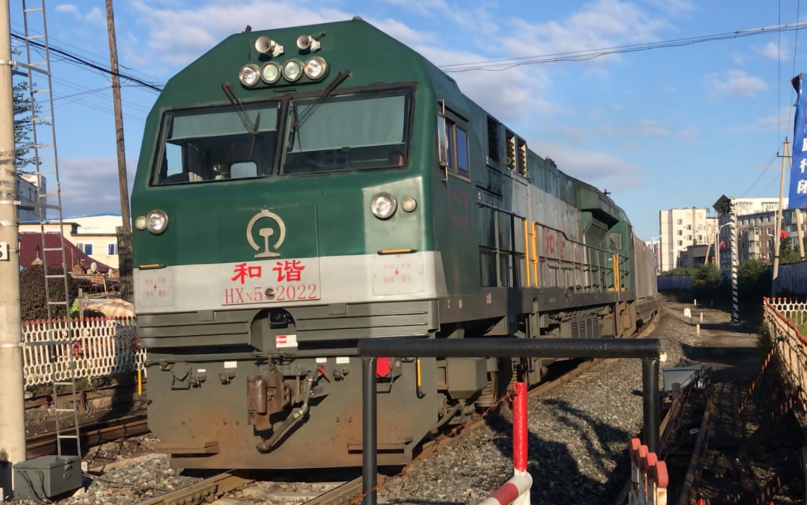 四梅线配属沈局白段的hxn52022双司机室2000系版本牵引下行43079次摘