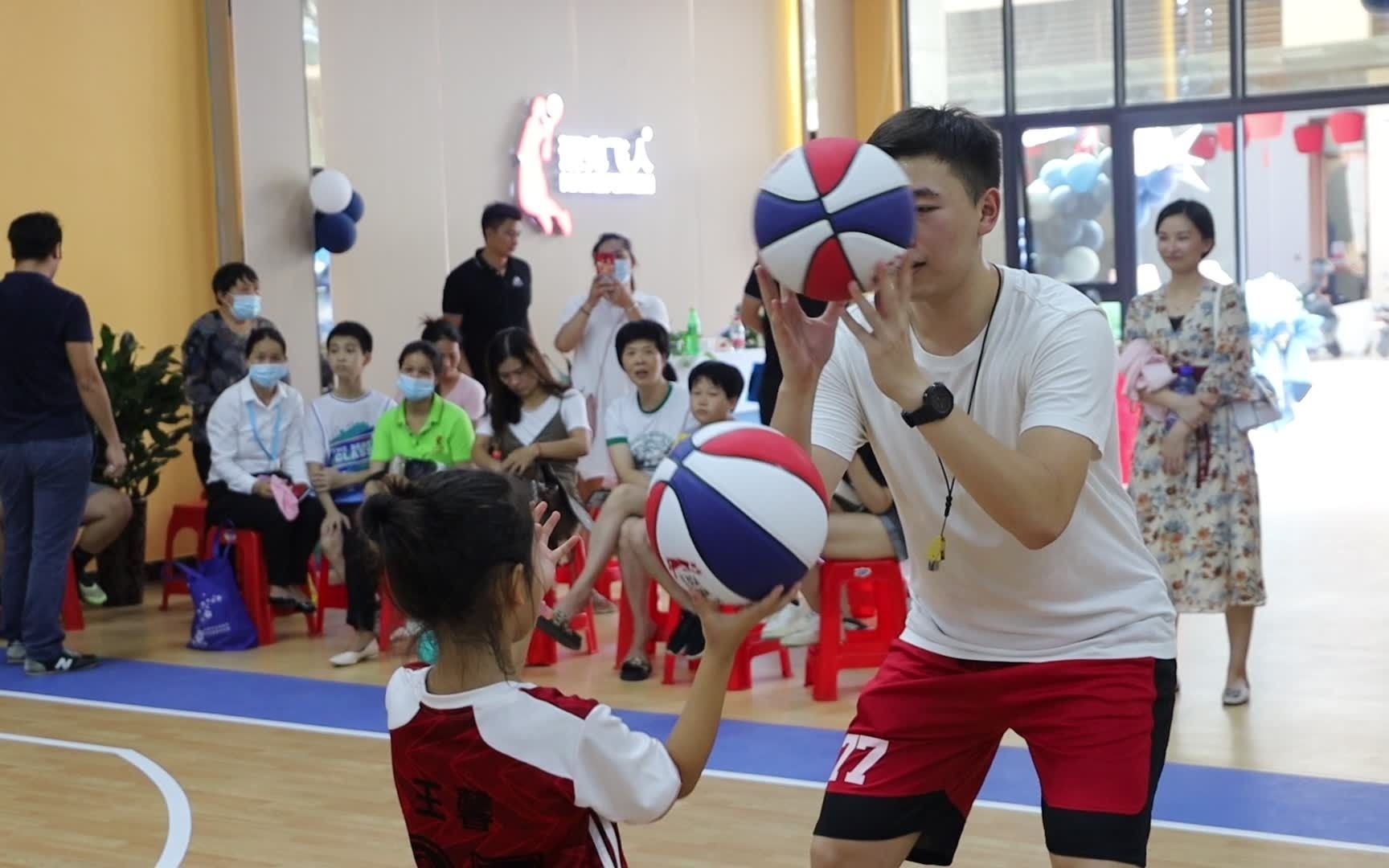 迈克飞人篮球俱乐部,学会原地胸前指尖拨球 ,实现篮球技能突破