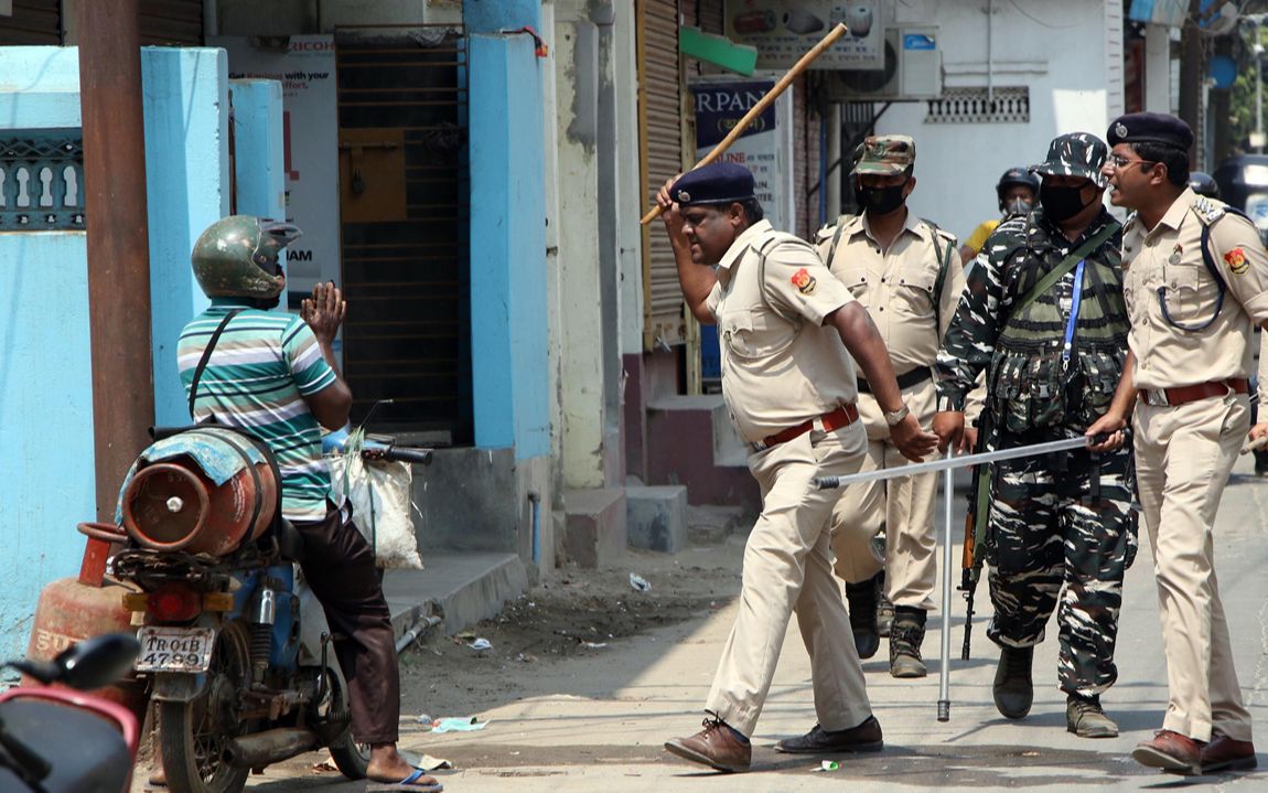 见识一下印度警察的风采一根棍子所向披靡