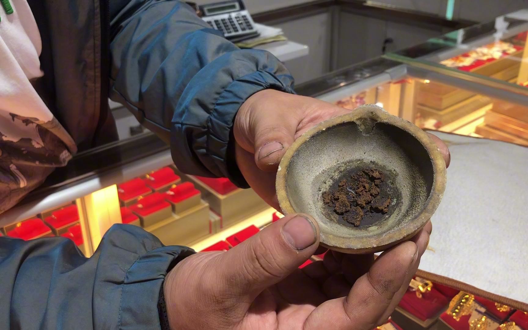 女子说这是"羊的粪便",烧化竟是黄金咋回事?羊吃金子了?