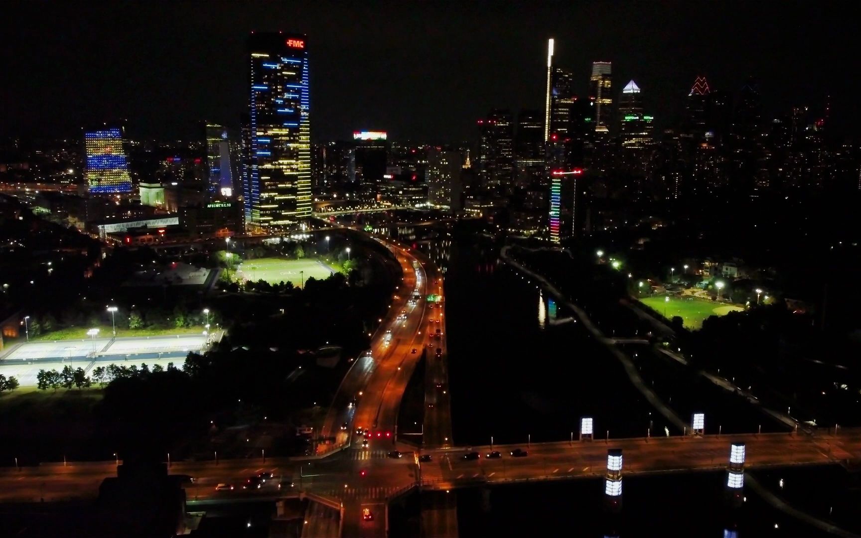 航拍费城城市schuylkill banks boardwalk公园和摩天大楼夜景灯光