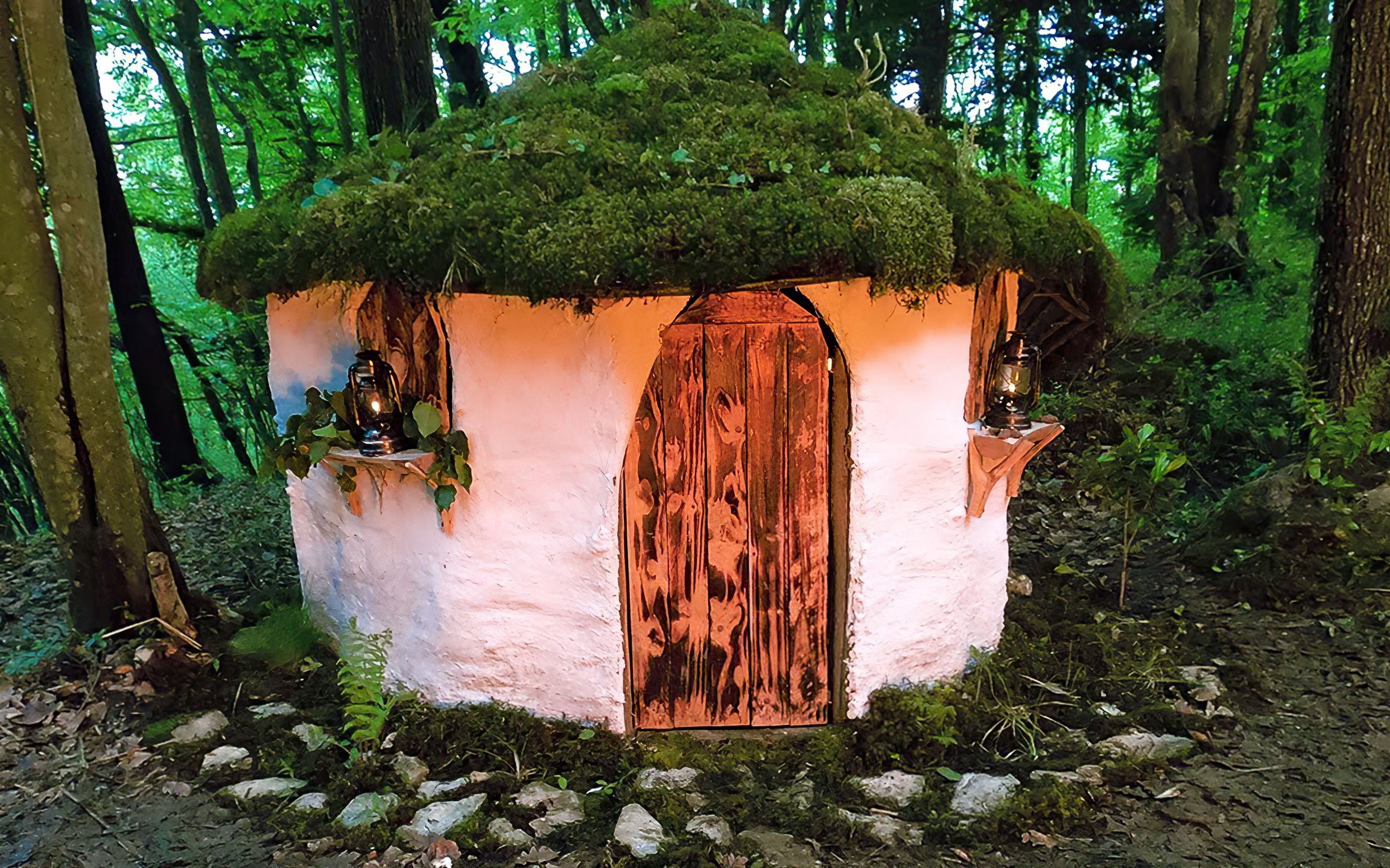 男人在野外利用黏土和树枝 打造了好看的霍比特人小屋