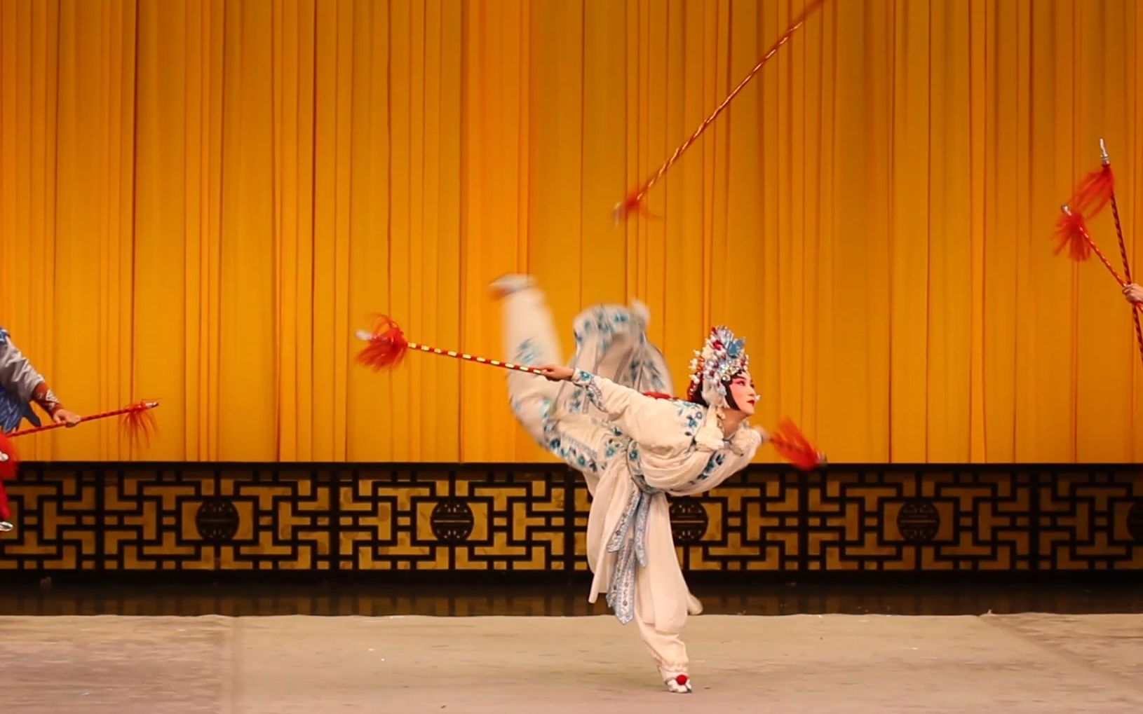 这跷功太厉害了!京剧踩跷武旦陈艺心!