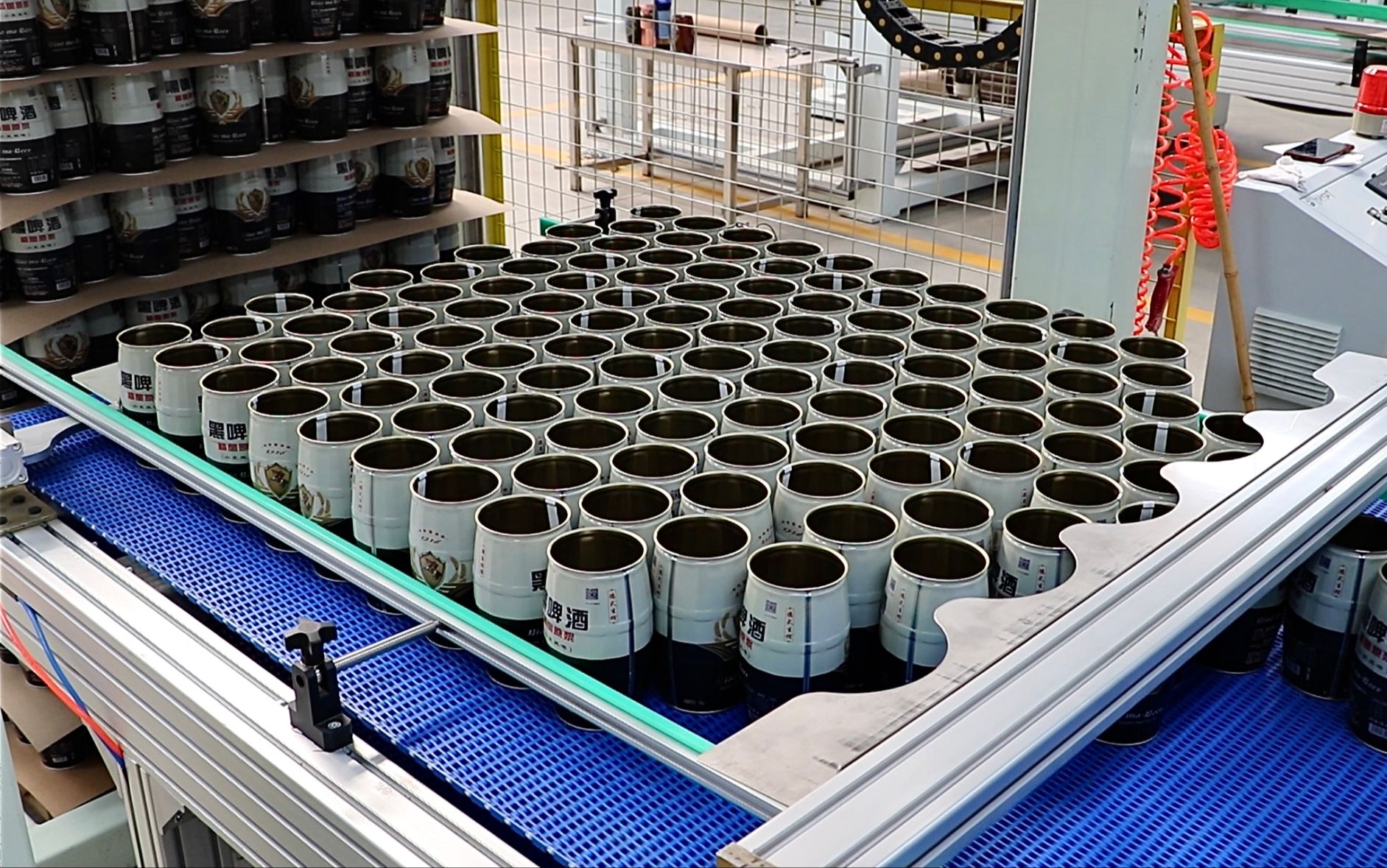 大量生产马口铁啤酒罐的过程,探访一家专业的包装工厂