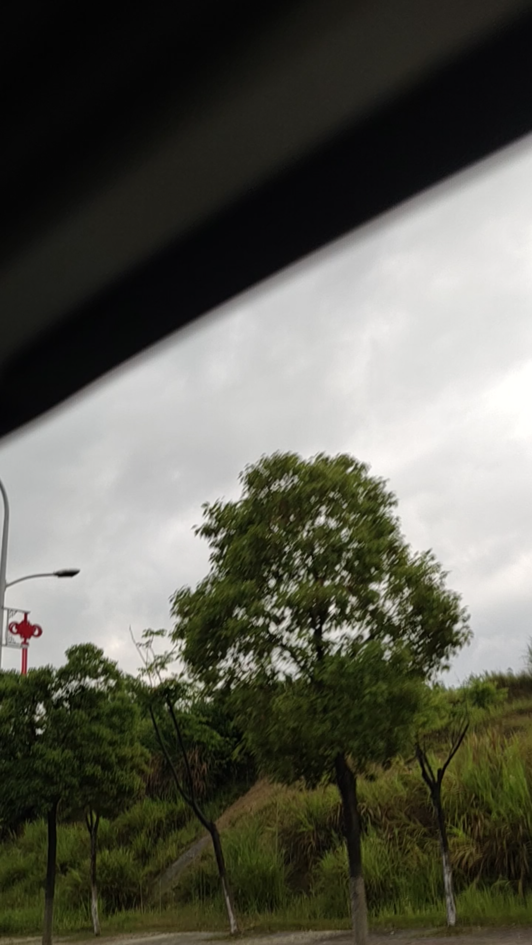 天气阴阴沉沉的