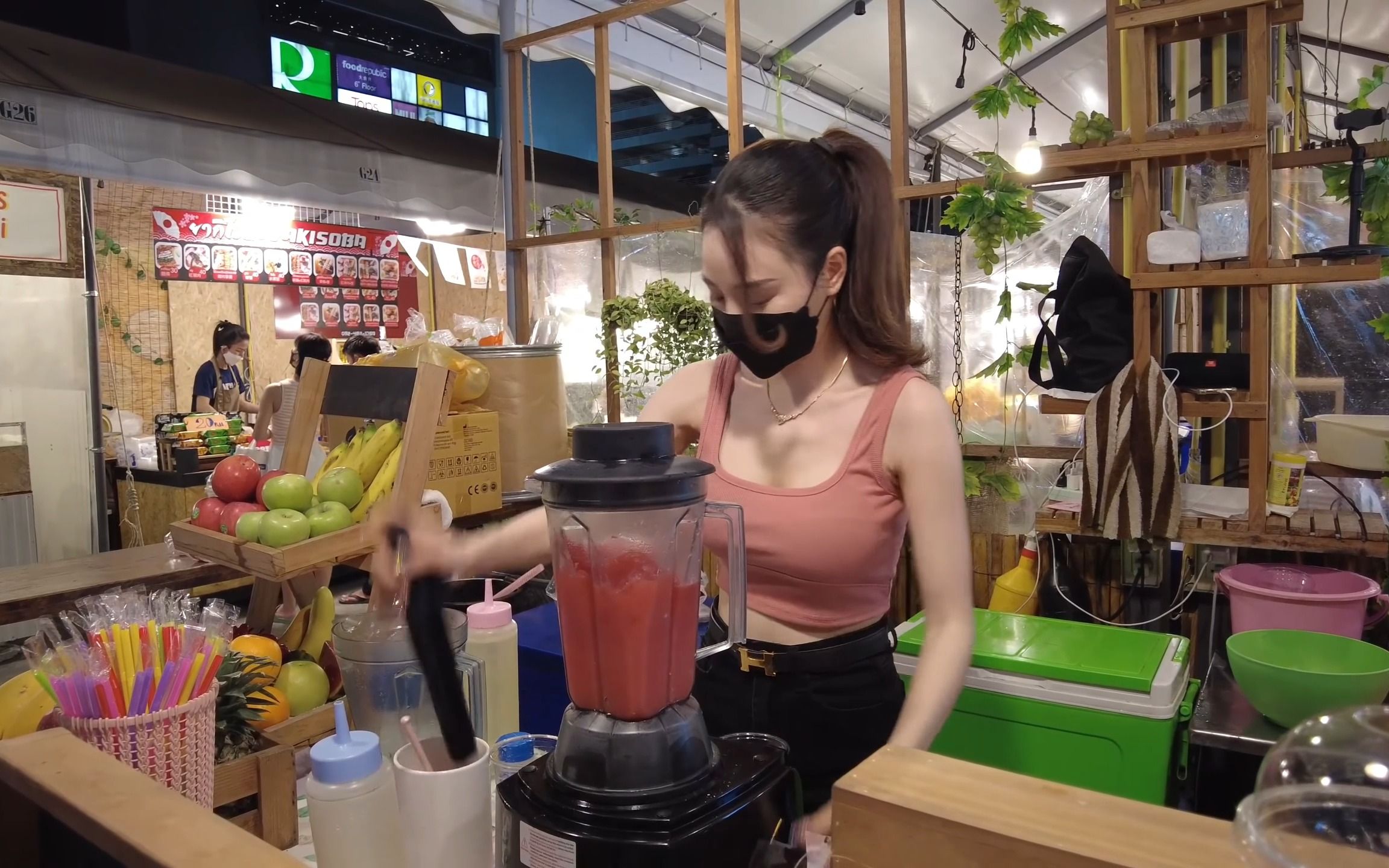 今天来泰国网红小吃街看看美女水果西施,给兄弟们送福利啦,老板娘是不