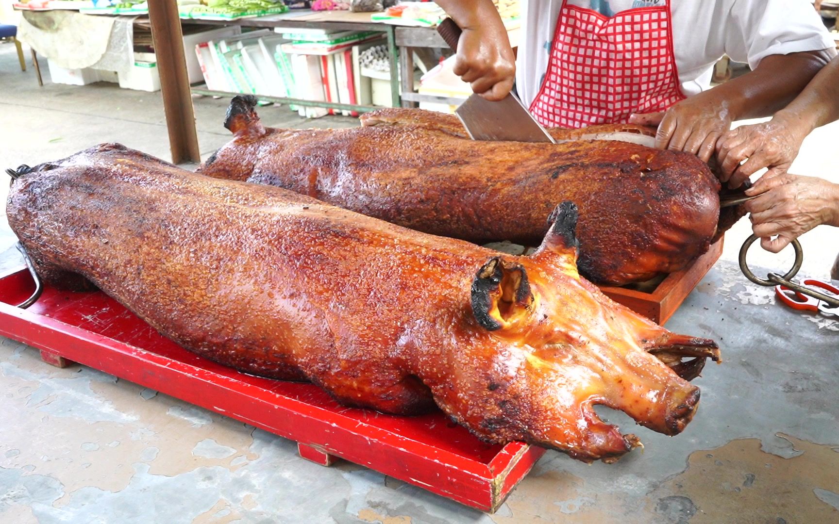 香港正版 隐世50多年 #柴火炭炉烧猪 皮脆肉香 顾客一早开车来买10斤