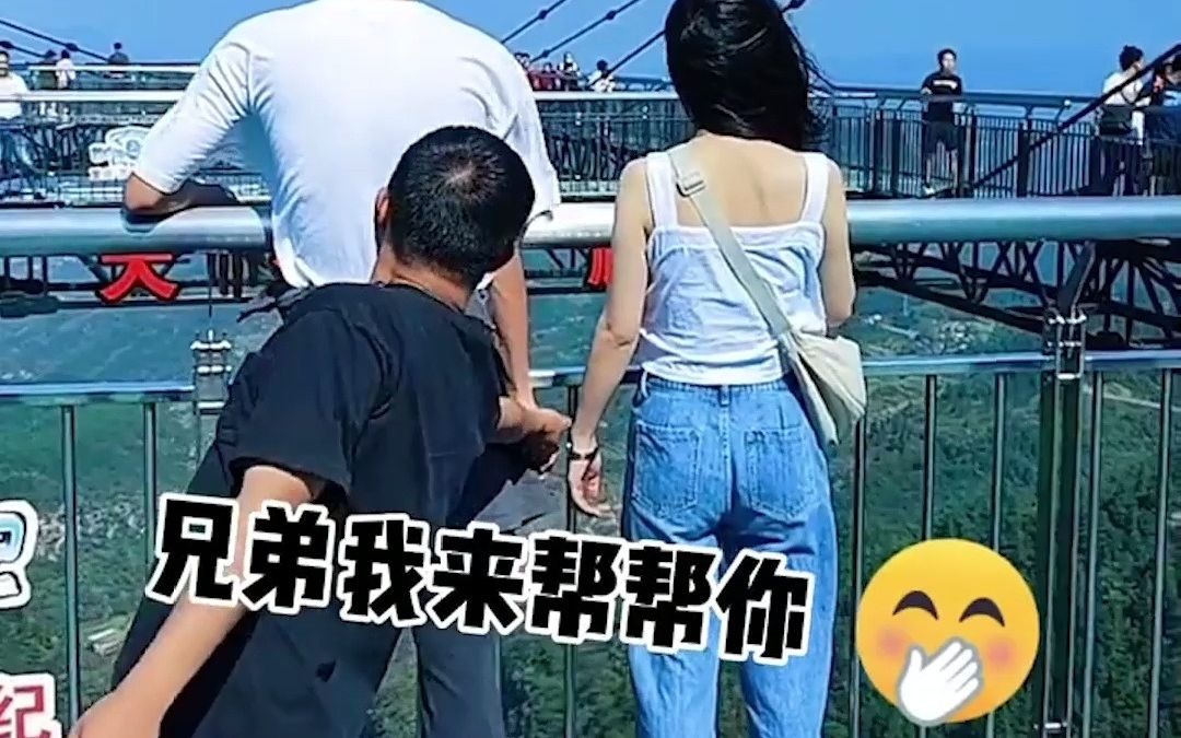 [图]男孩想牵女孩的手，小心翼翼地样子好甜，网友：爱情美好的样子莫过于此