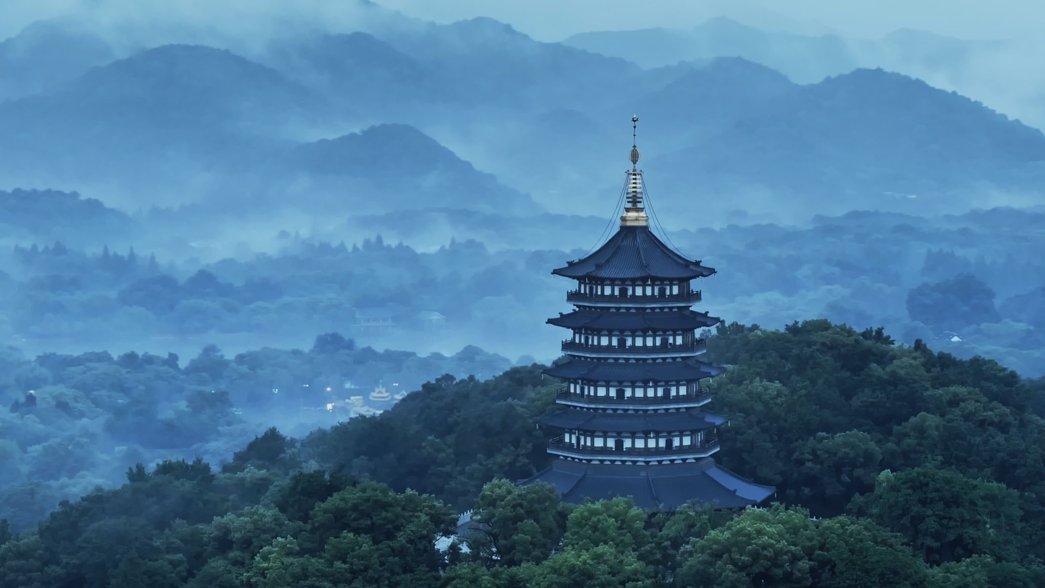 “天青色等烟雨，而我在等你”