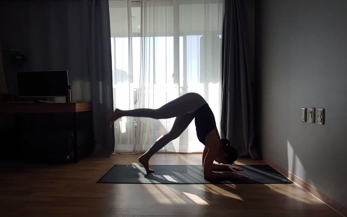 手肘倒立(pincha mayurasana)瑜伽练习
