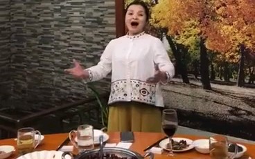 [图]酒桌好声音！国家队吴碧霞酒桌上演唱《一杯美酒》