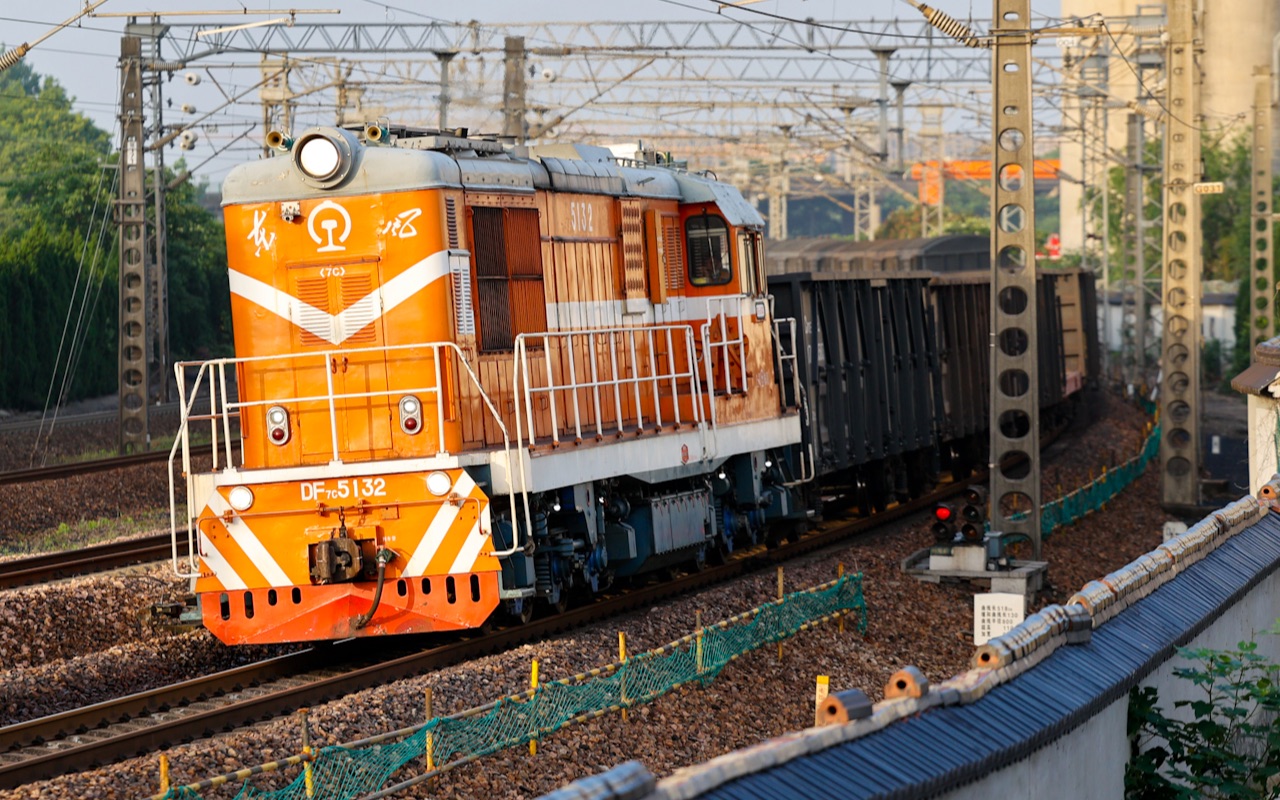 上局杭段df7c 5132牵引48402次货列经过沪昆线k189km 笕桥大弯道