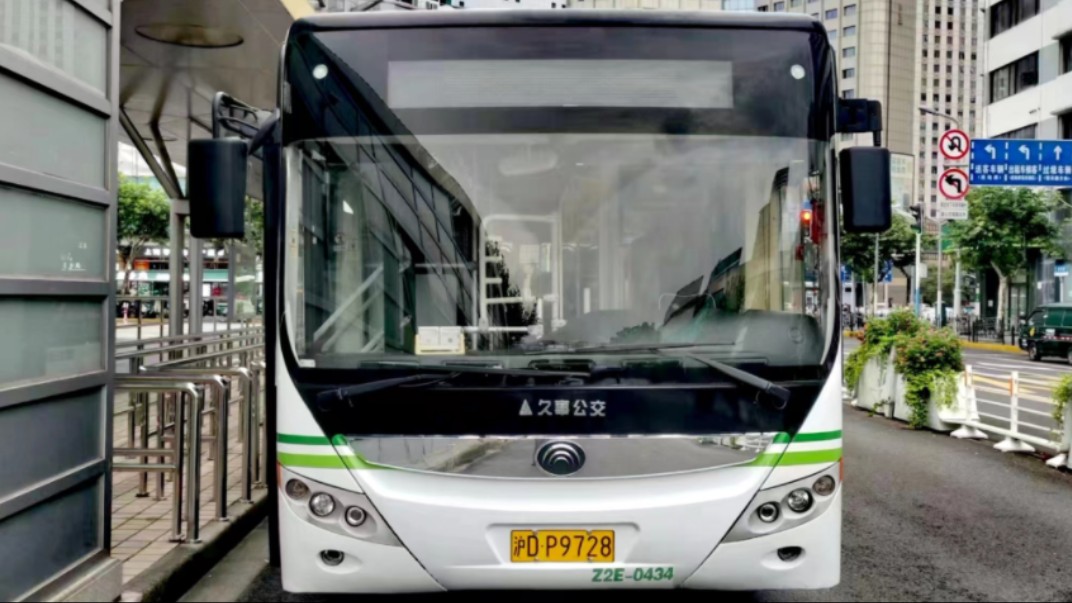 (巴士三公司)上海837路公交车终点站上海火车站(南广场)离站(上海火车