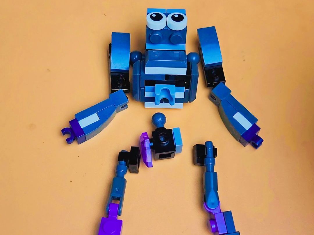 用积木拼搭一个可爱型机器人