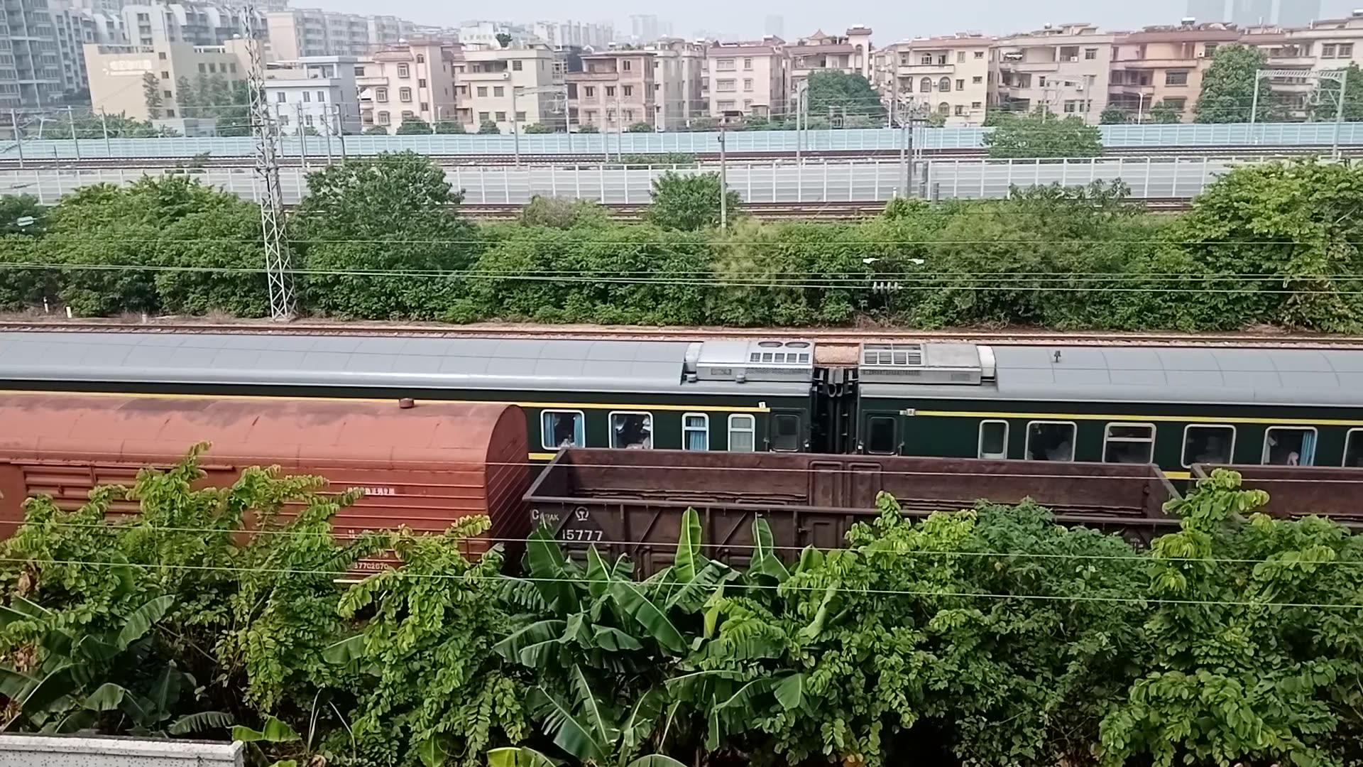 广铁长段hxd3c牵引k194次列车从广州北站附近通过,轮轨声超级好听!