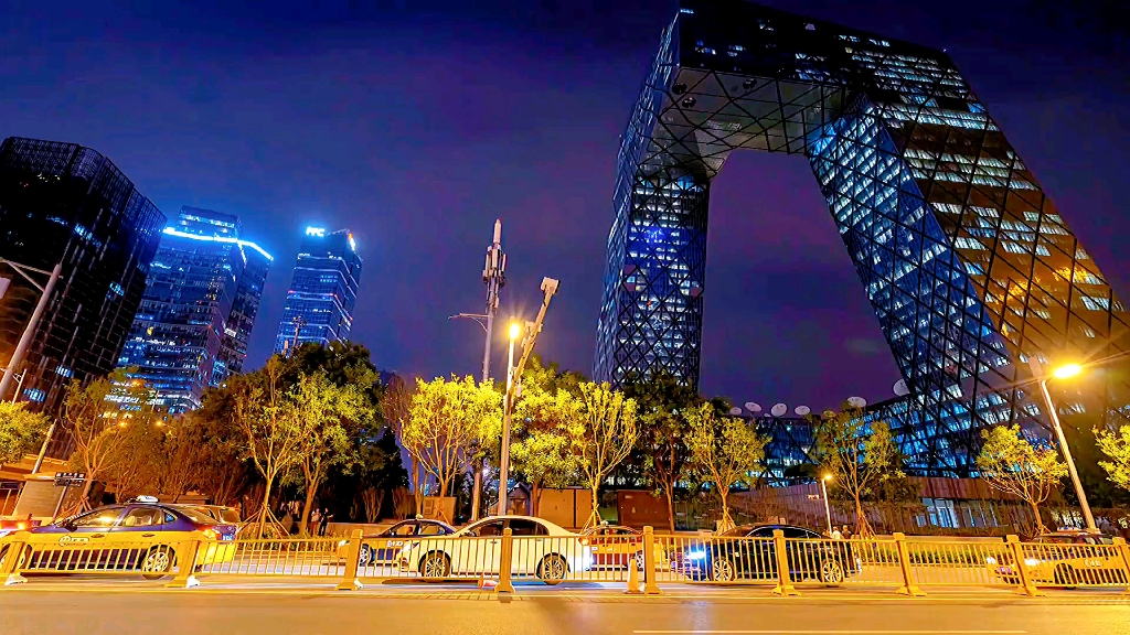 北京中央电视台总部大楼巍峨壮观,彰显着现代都市的魅力