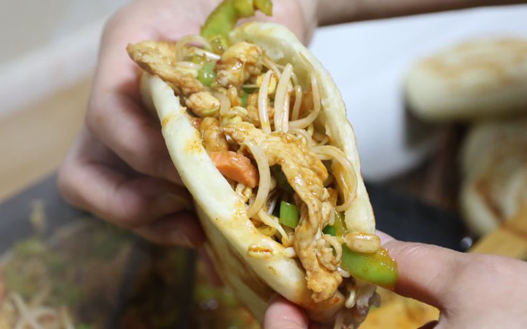 做鸡肉夹馍,孜然多放点,口味浓郁皮酥瓤软,第一个出锅给娃吃