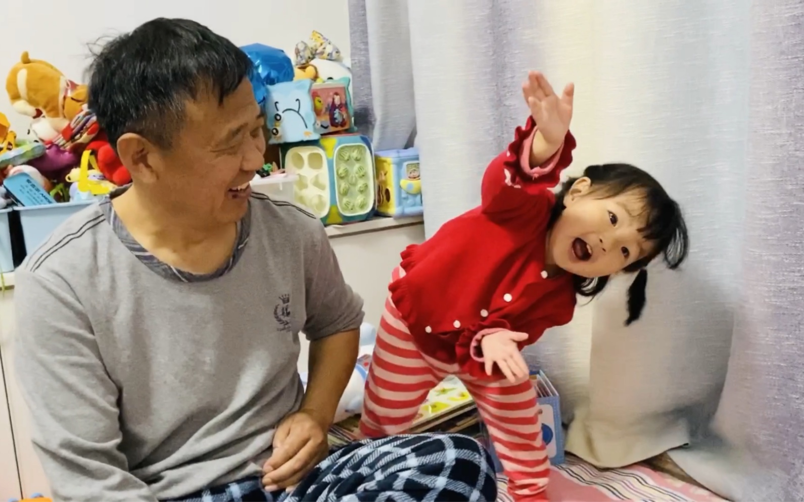 当小米宝宝给爷爷演示拍照姿势时