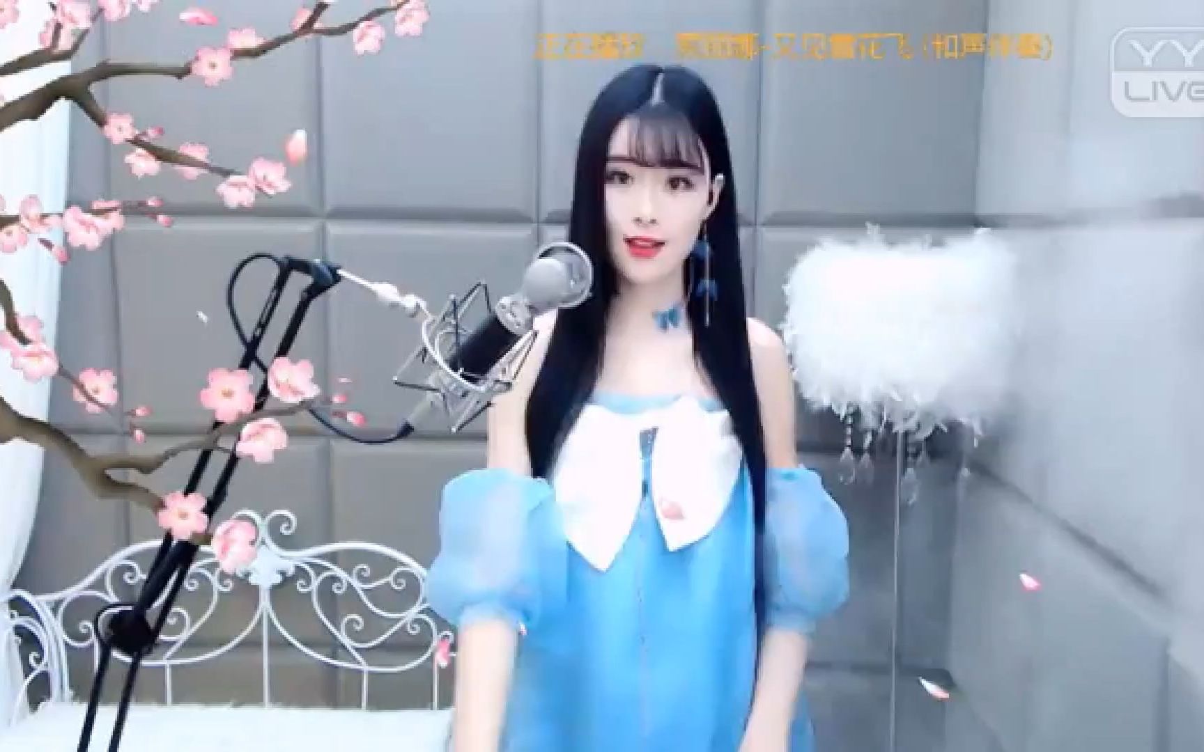 [图]美女主播柔柔演唱《又见雪花飞》歌曲美极了，非常好听！