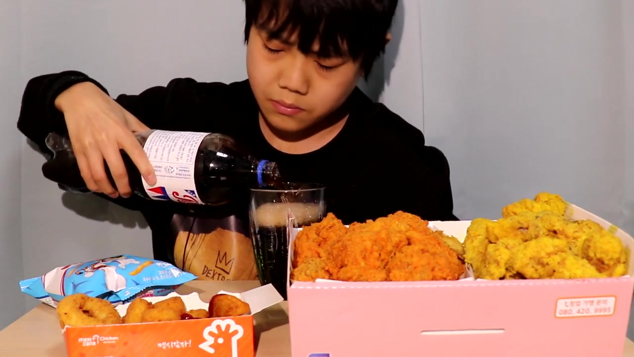 韩国吃播小孩吃香辣和香酥的炸鸡还有快乐肥宅水w