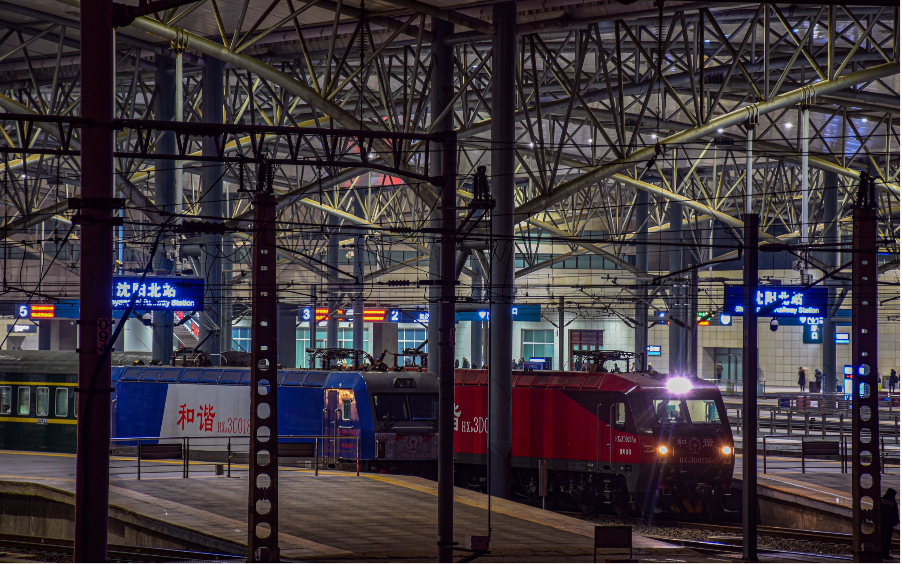 夜间的沈阳北站高密度行车 沈局沈段hxd3d0235单机挂车 沈局沈段hxd3d